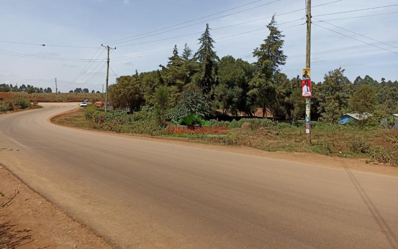 Touching Tarmac Plot for Sale in Ondiri, Karai Area.